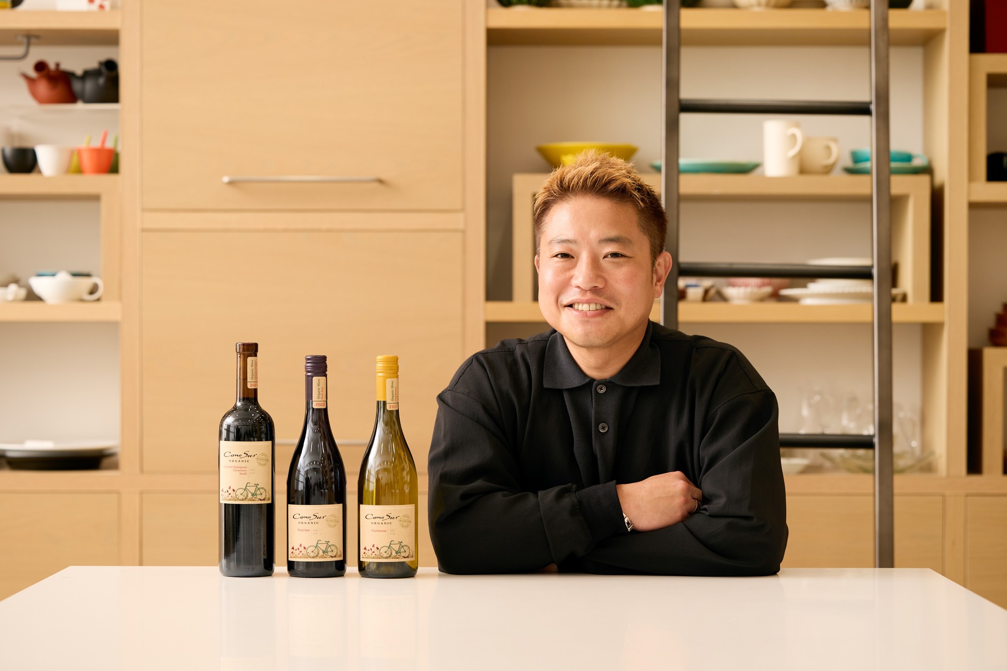 コノスルのオーガニックワインを「おいしい」と語る料理家の栗原心平さん