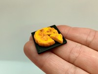 コンタンさんが制作したミニチュア作品「キッシュ」(提供：金沢美味しい作家さん）