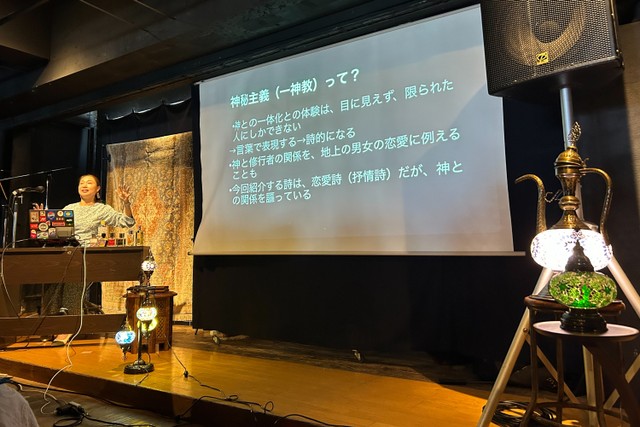 イランの詩について解説する村山木乃実さん＝2026年4月、東京都中野区、小林杏樹撮影