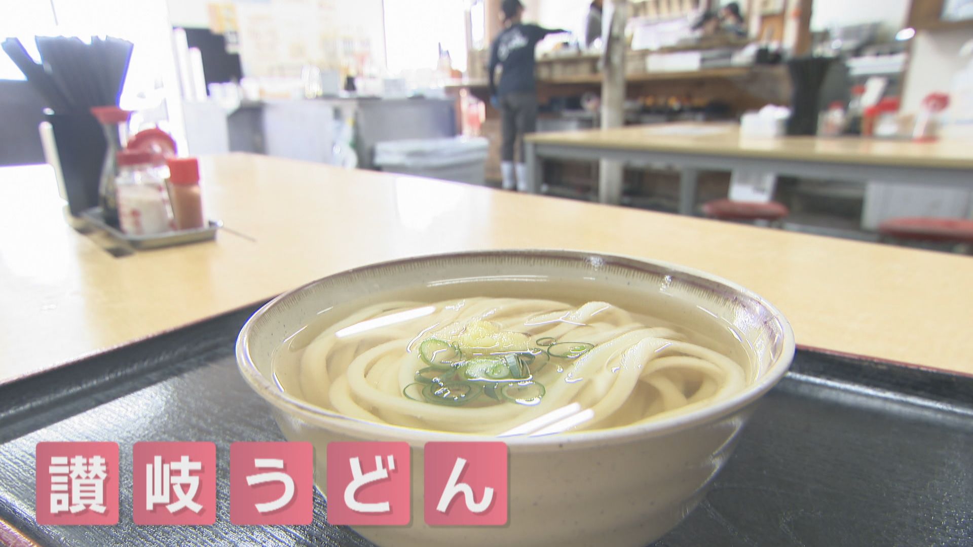 うどん様 リクエスト 2点 まとめ商品 特集】讃岐うどんの推し活に励む男性 あふれる愛をTシャツに うどん店