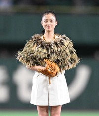 奇抜な衣装で登場した橋本環奈＝東京ドーム