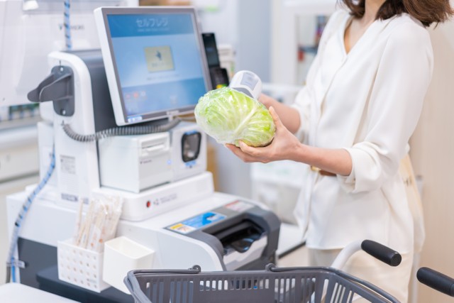 大人でも不慣れで時間がかかってしまう人もいるセルフレジ…。写真はイメージです（maroke/stock.adobe.com）