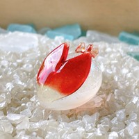 通販サイト「minne」で販売している「宇宙を宿すガラスのウミウシ」（温井ガラス工房さんツイッターより）