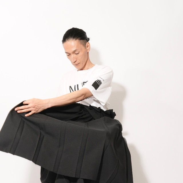 左右の生地を身体の前で重ね合わせ、腰元で固定する／小川修史　NextUD LAB.さん（@OgawaHisashi）提供