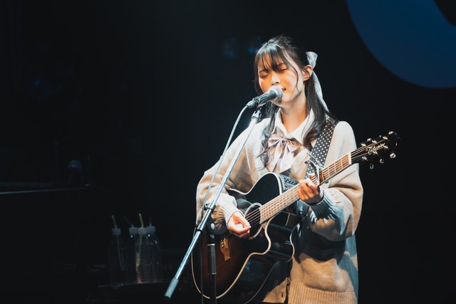 小田和正「たしかなこと」の弾き語りカバーを披露した上田桃夏