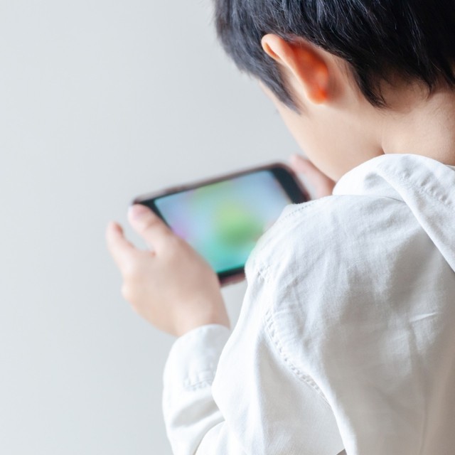 スマホや携帯ゲームばかりする我が子の視力が落ちていき…　　※画像はイメージです（ritomaru/photoAC）
