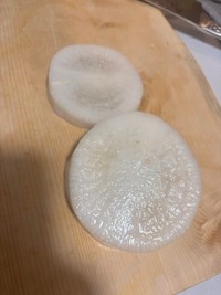 ネット民のアドバイスで水につけたら……青色が薄くなった！（画像提供：もち子@ぱやちょるん暮らしさん）