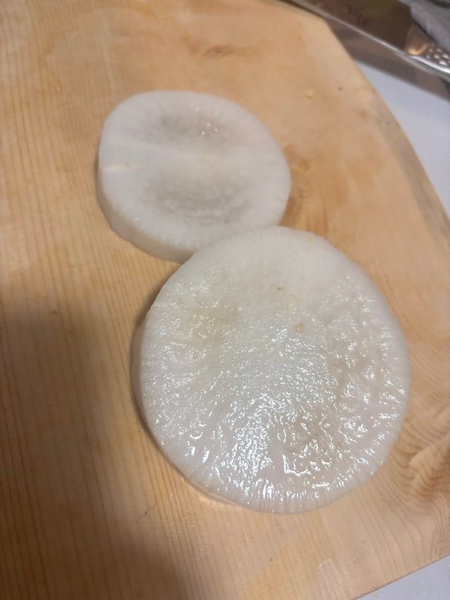 ネット民のアドバイスで水につけたら……青色が薄くなった！（画像提供：もち子@ぱやちょるん暮らしさん）