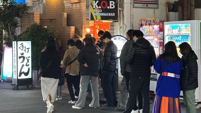 南古馬場通りのうどん店の行列　3月1日午後8時半ごろ