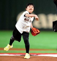 豪快なフォームで始球式を行った仲邑菫二段