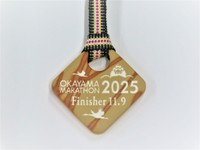 「備前焼完走メダル」写真提供：おかやまマラソン実行委員会