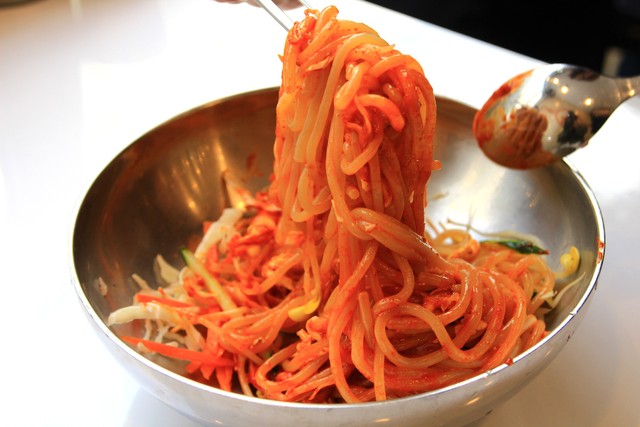 チョルミョンはしっかり混ぜてから食べるのがおすすめ。