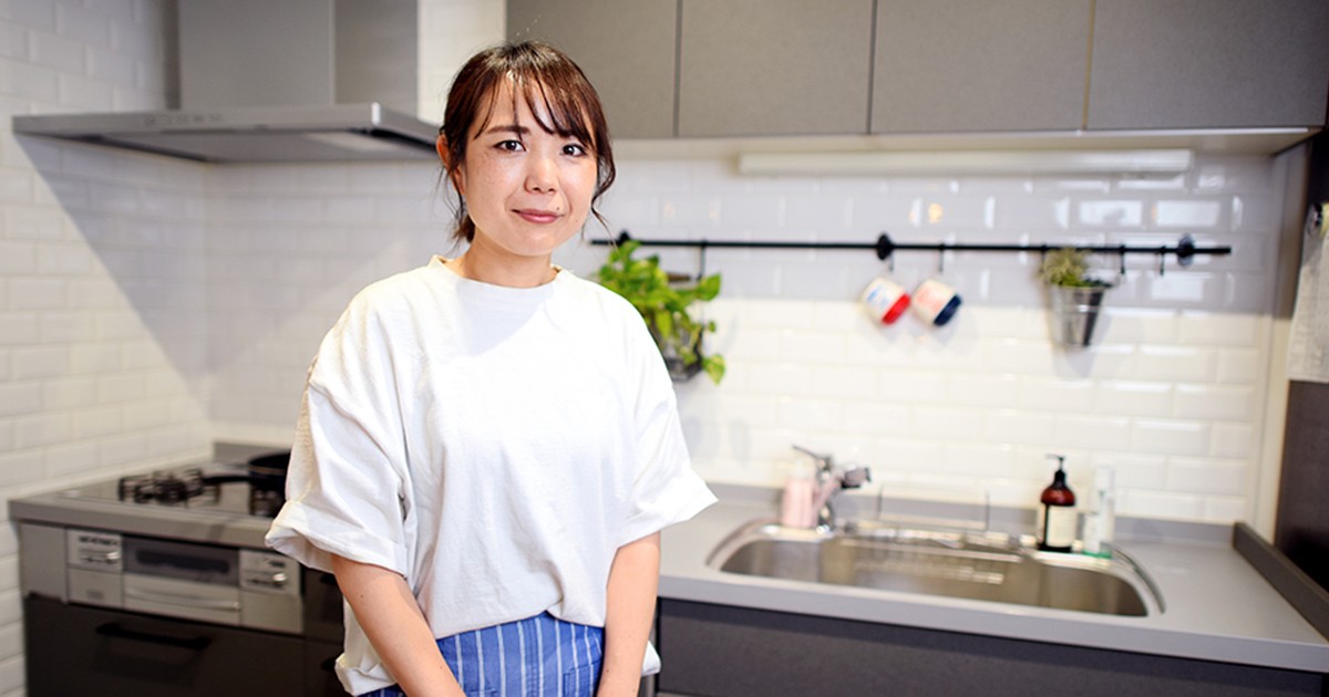 山本ゆりさん 「おしゃべりな人見知り」インタビュー 細部まで無駄を詰め込んだヘンで笑える料理の読みもの|好書好日