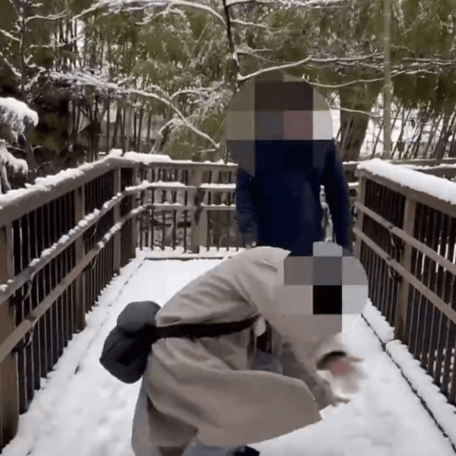 もうダメ！転びそうになるも…