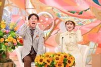 MCの藤井隆（左）と井上咲楽＝「新婚さんいらっしゃい！」7月20日放送回よりⓒABCテレビ