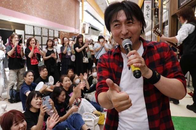 津山市のライブに出演した稲葉浩志さんのものまねタレント中村素也さん