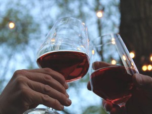 彼が注いだ真っ赤なワイン。喉の熱さは、私の恋のように消え去った