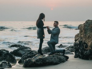 国が封鎖し、彼は帰国できない。でも映画のヒロインみたいに信じてる