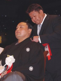 貴乃花引退、兄・花田勝(当時)氏よりはさみが入れられる