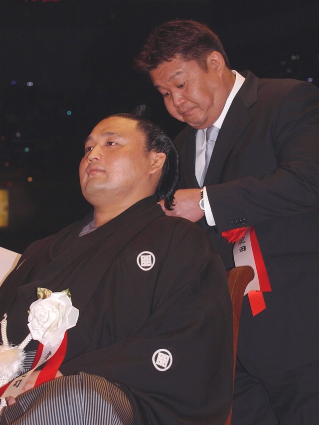 貴乃花引退、兄・花田勝(当時)氏よりはさみが入れられる