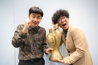 大阪に凱旋した「M-1グランプリ2025」王者のたくろう・赤木裕（左）、きむらバンド＝大阪・よしもと漫才劇場