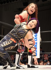 攻防を繰り広げる両者（DASH・チサコVS松本浩代より）＝後楽園ホール