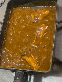 カレーを直接フライパンでぐつぐつ…やったことのある人は多いんじゃないでしょうか？（マシーナリーとも子さん提供）