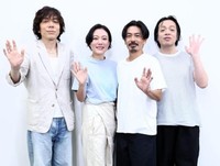 舞台「僕らの時代じゃない」合同取材会に出席した（左から）作・演出の三浦大輔氏、鈴木杏、森田剛、峯田和伸