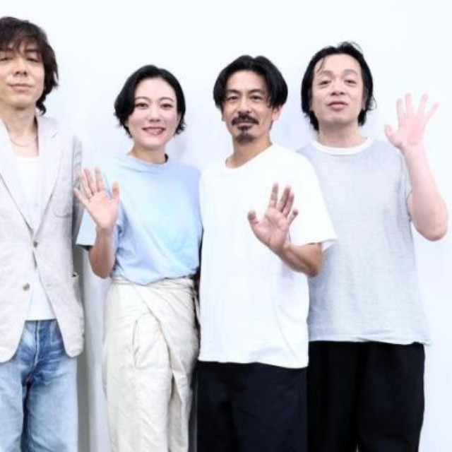舞台「僕らの時代じゃない」合同取材会に出席した（左から）作・演出の三浦大輔氏、鈴木杏、森田剛、峯田和伸