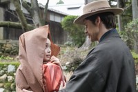 町の人々の好奇の目に晒され、その後一転して謗りの言葉を向けられるようになってしまったトキは、顔を隠してしか外に出かけられなくなってしまった　(C)NHK