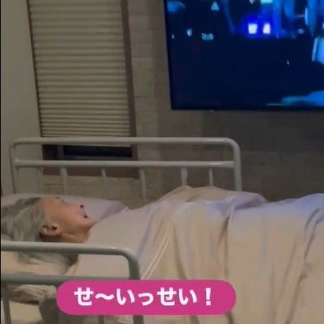 動画に合わせて声を出す初音さん（Instagramより画像はスクリーンショット）