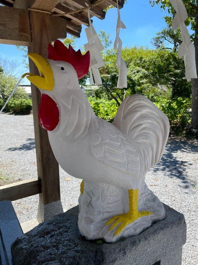 手水舎にはニワトリもいます！くちばしからは水がチョロチョロ。