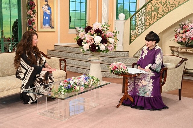 黒柳徹子さん（右）とトークを展開するサラ・ブライトマンさん