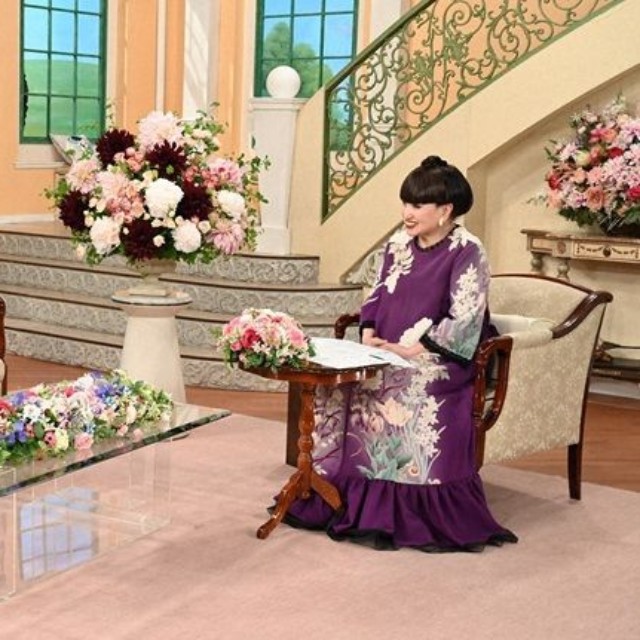 黒柳徹子さん（右）とトークを展開するサラ・ブライトマンさん