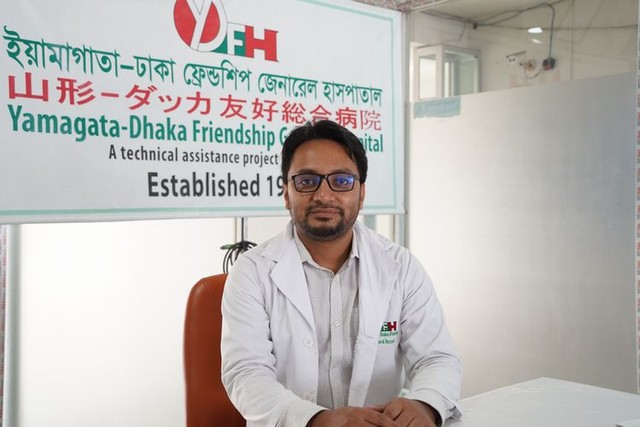 山形ダッカ友好総合病院の呼吸器内科医アブドゥラ・マスードさん=2024年5月5日、ダッカ市内、荒ちひろ撮影