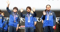 手を振る格闘ゲーム部門の(左から)樋口孝治郎、中山大地、澤田彰仁