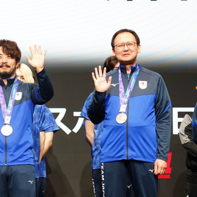 手を振る格闘ゲーム部門の(左から)樋口孝治郎、中山大地、澤田彰仁