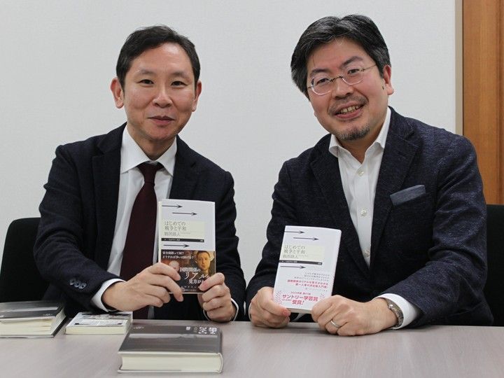 受賞作『はじめての戦争と平和』を手に、右から鶴岡路人さん、千々和泰明さん。