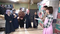「劇団扇子家」を訪れた藤井隆さん（右から2人目）、井上咲楽さん（右端）ⓒABCテレビ