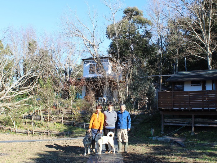 鋸南町の「お山のスタジオ」で。天ちゃんの左横にいるのは隣の農家の犬（鈴木先生提供）