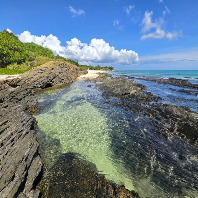 投稿主さんが撮影した沖縄のビーチ／okinawanlifeさん（@akemi74rocks）提供