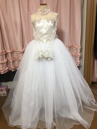 1人目に結婚した友達は「モデルさんのような人」。首元には桜のような淡いピンク色の花があしらわれています。