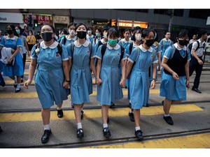 中高生も抗議運動に加わる香港　若者にカメラを向け続けた