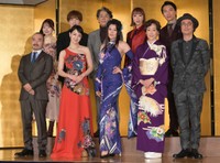 舞台「メイジ・ザ・キャッツアイ」（前列左から）岩崎う大、剛力彩芽、藤原紀香、高島礼子、河原雅彦氏（後列左から）新谷姫加、染谷俊之、長谷川初範、美弥るりか、上山竜治=2023年