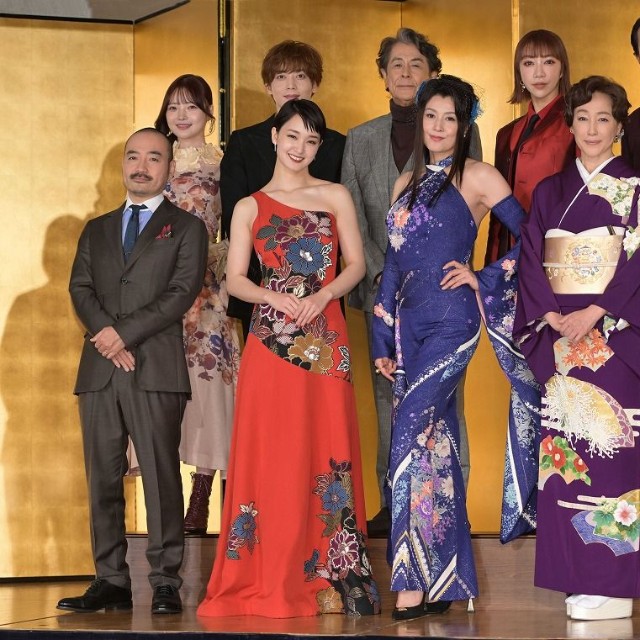 舞台「メイジ・ザ・キャッツアイ」（前列左から）岩崎う大、剛力彩芽、藤原紀香、高島礼子、河原雅彦氏（後列左から）新谷姫加、染谷俊之、長谷川初範、美弥るりか、上山竜治=2023年