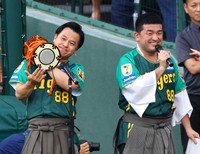 スタメンを紹介するすゑひろがりずの南條庄助（左）と三島達矢＝2024年撮影