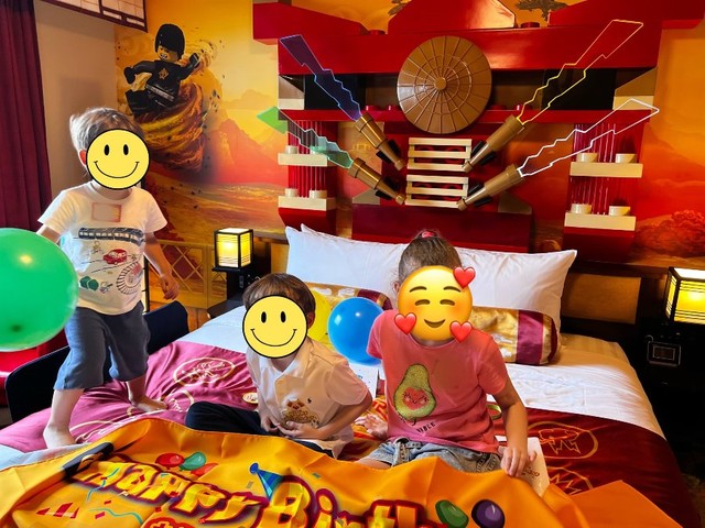 レゴランド・ジャパン・ホテルにて。楽しい時を過ごすレニックさんの子供たち ※レニックさん提供