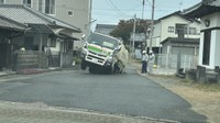 陥没した路面の穴にはまったごみ収集車　午前8時10分ごろ　視聴者提供