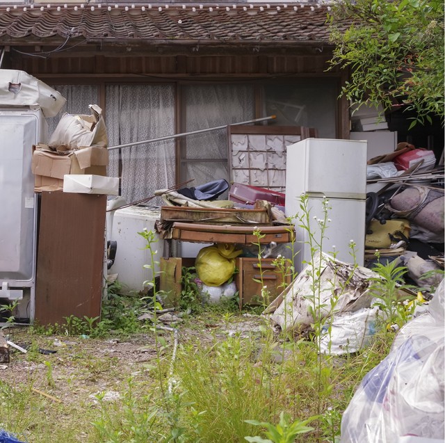 近所のゴミ屋敷への対策どうしたらいい？　※画像はイメージです（beauty-box/photoAC）