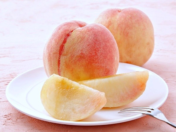 初夏から秋口にかけて旬を迎える桃 ※画像はイメージです（ykokamoto:stock.adobe.com）
